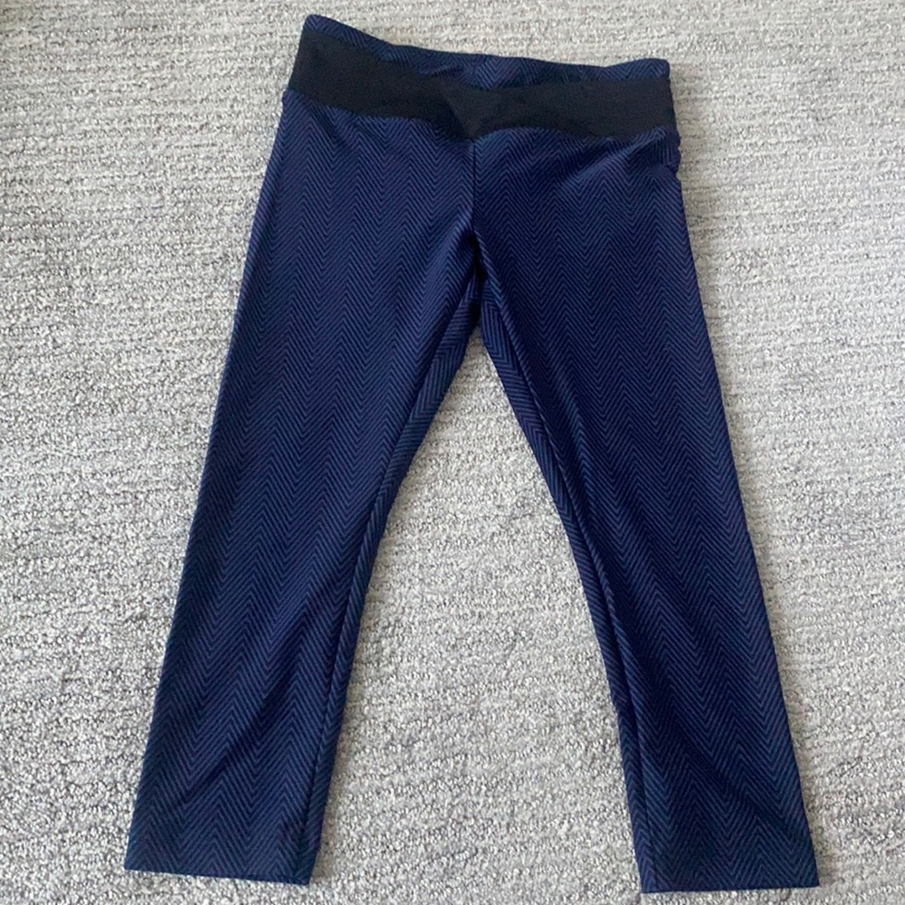 Koral by Ilana Kugel Black Pattern Capri Leggings